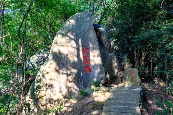 這次來爬山,挑戰的靠前座山是銅鑼寨景區.