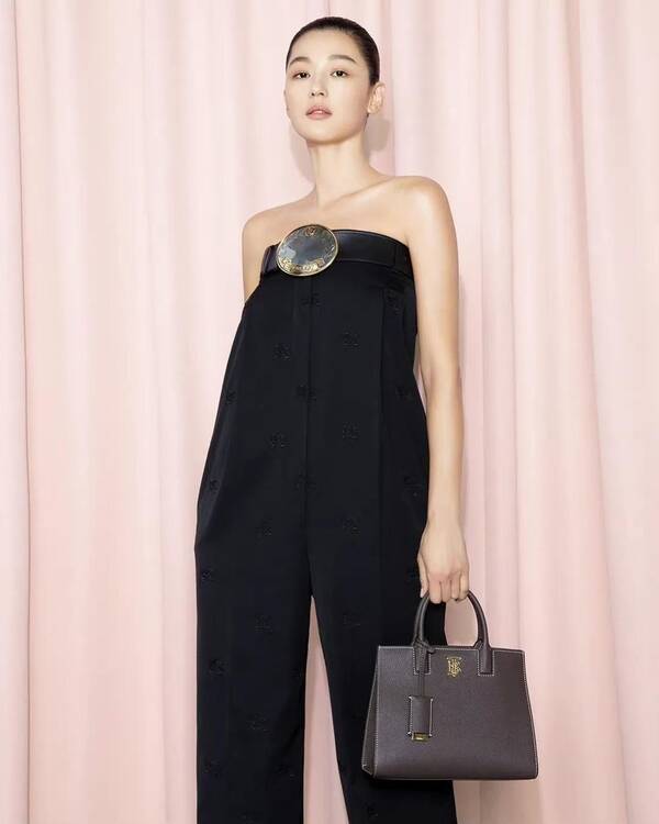 Burberry全部秀款，burberry2022春夏系列