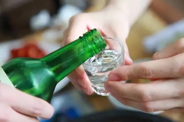 做良心酒,我们只卖纯粮食酒，中秋囤酒，这5款价格不贵的纯粮酒，用来招待客人倍有面子