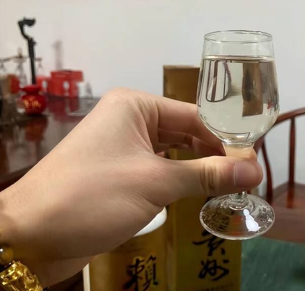 97赖茅回归2斤装现在多少钱，庆香港回归特制赖茅酒多少钱一瓶