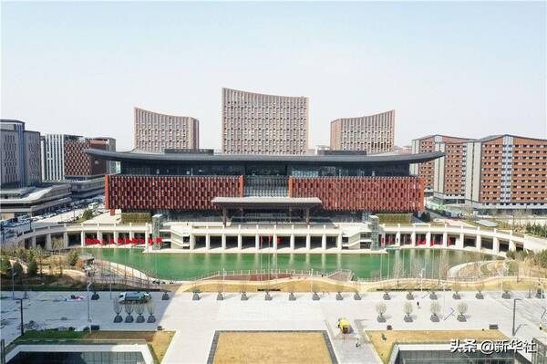 形容抓住机遇，在新一轮发展中抢抓机遇