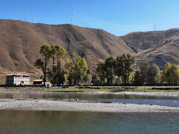 川川走过去，「川行千里，做一场不忍醒来的梦」（川西）