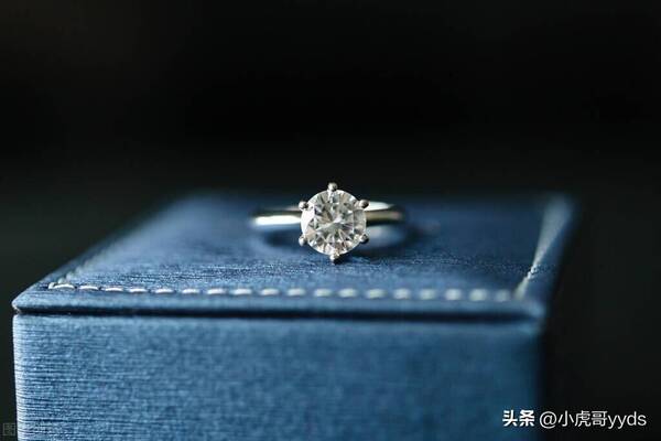 钻戒不买后悔一阵子买了后悔一辈子？，天价买的钻戒，最终一文不值，年轻人别再买钻戒了