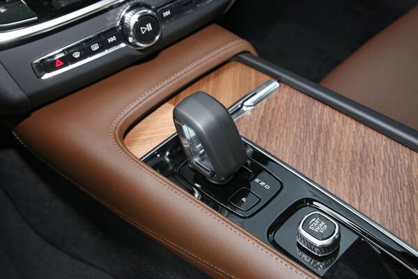 xc90沃尔沃2022款落地价，沃尔沃s90报价18万