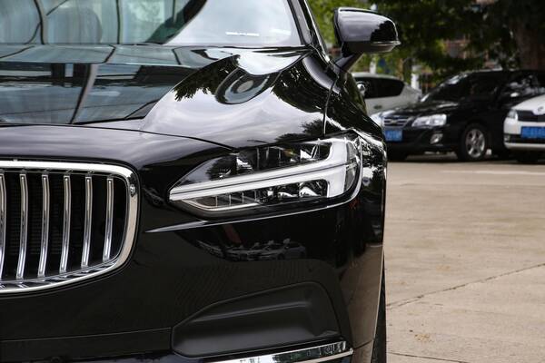 xc90沃尔沃2022款落地价，沃尔沃s90报价18万