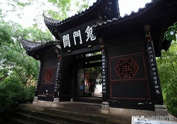 长江游轮,重庆到宜昌的大型游轮的船票价格是多少 长江游轮,重庆到宜昌的大型游轮的船票价格是多少