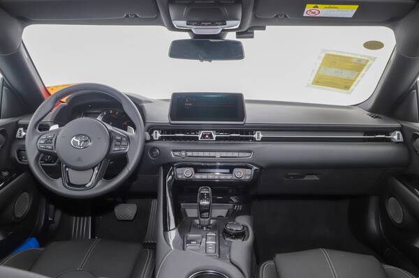 保时捷718和丰田supra，入门跑车三座山，丰田Supra、宝马Z4、保时捷718谁更懂少年的心？