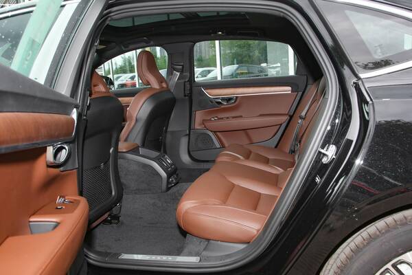 xc90沃尔沃2022款落地价，沃尔沃s90报价18万
