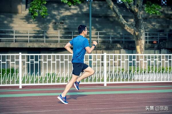 哪种跑鞋适合长跑？​什么样的跑鞋最适合跑者长距离训练：满足这两点是关键