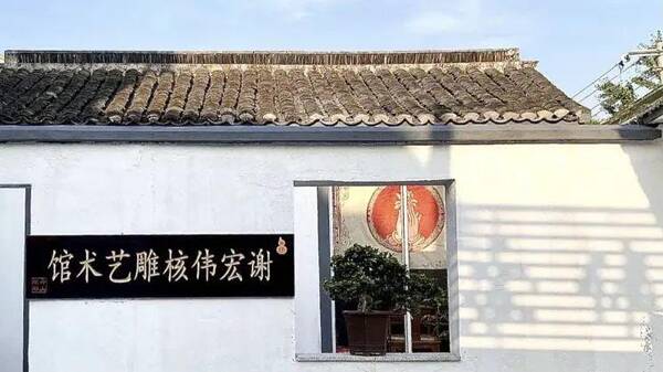 核雕市场崩盘,核雕村冷清,经销商苦苦挣扎，中国核雕靠前村：一串果核几十万元，家家户户在直播间卖货