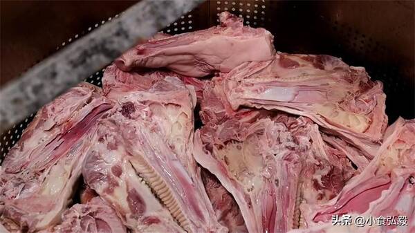 一进菜市场,猪头卖六斤，江苏大哥卖猪头，20一斤，一天卖10000斤，被大家称为“猪头王”