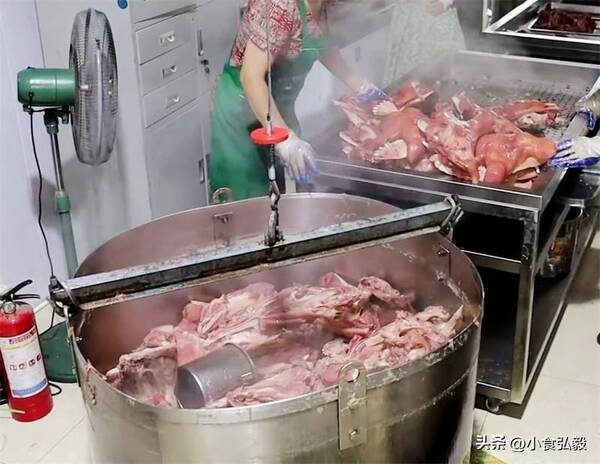 一进菜市场,猪头卖六斤，江苏大哥卖猪头，20一斤，一天卖10000斤，被大家称为“猪头王”