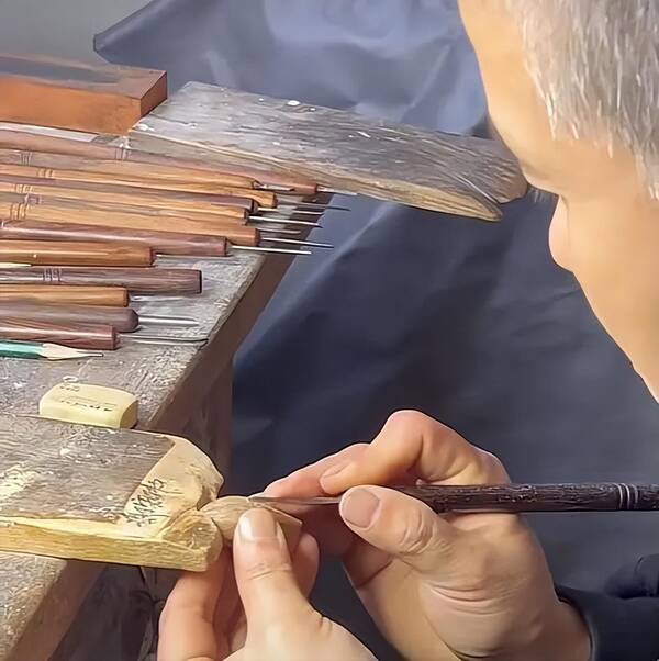 核雕市场崩盘,核雕村冷清,经销商苦苦挣扎，中国核雕靠前村：一串果核几十万元，家家户户在直播间卖货