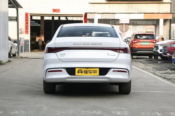 秦PLUSDM-i油耗，售15.18万，油耗低至0.7L，体验秦PLUSDM-i2021款DM-i120KM旗舰型