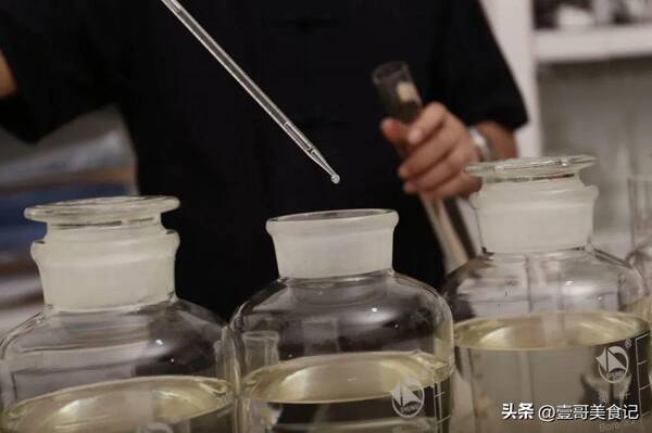 与江小白齐名的网红白酒品牌，江苏喝酒“怪象”，高档梦之蓝，低档江小白，但更偏爱这4款