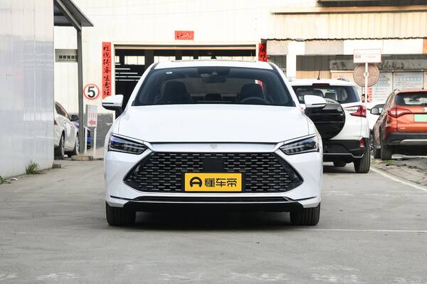 秦PLUSDM-i油耗，售15.18万，油耗低至0.7L，体验秦PLUSDM-i2021款DM-i120KM旗舰型
