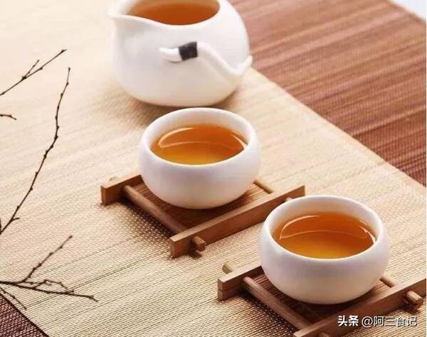 秋天喝红茶还是绿茶好，秋天适合喝茶叶吗？