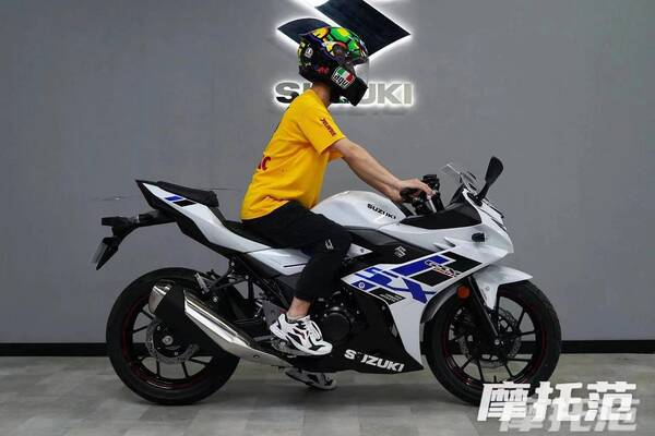 铃木gsx250r黑武士(春风250sr铃木gsx250)