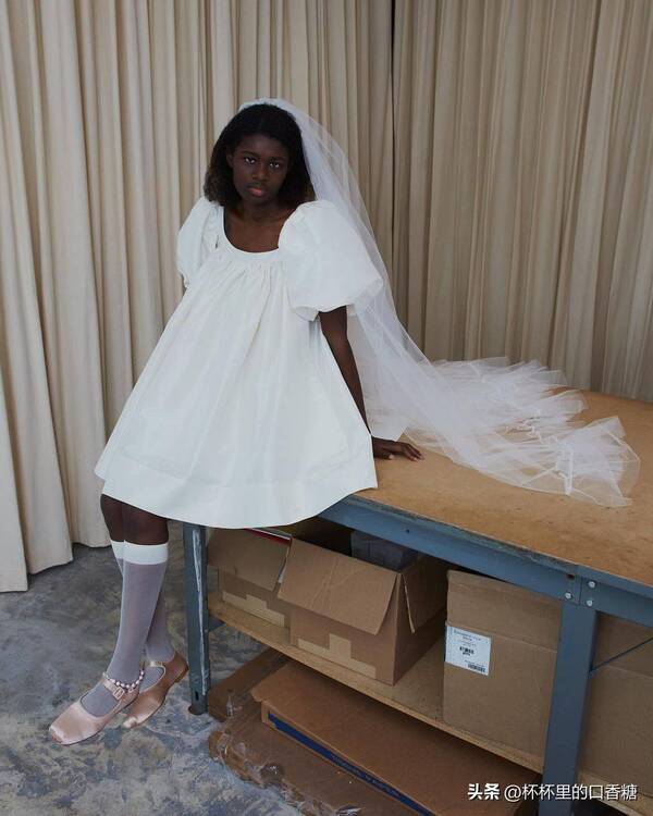 kathylawrence婚纱怎么样？俏皮之余还带有Y2K风格：纽约小众品牌SandyLiang首推出婚纱系列