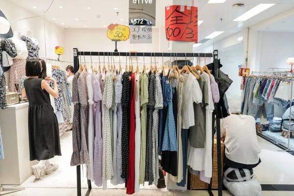 服装批发店照片