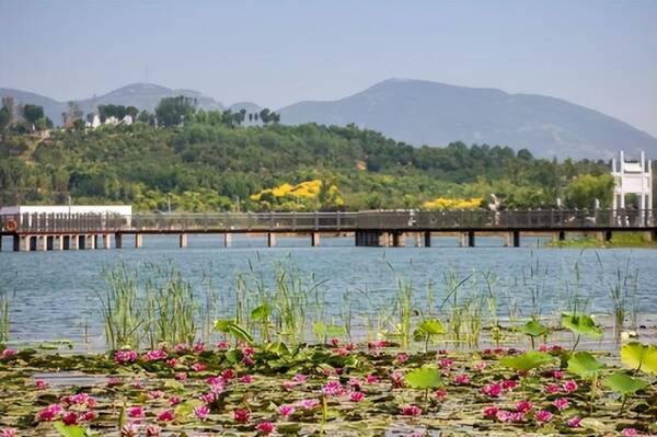 龙泉湖旅游度假风景区，龙泉湖风景美丽如画,是个休闲放松好地方吗？