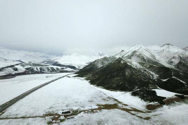 青海的雪山，青海冬天雪景