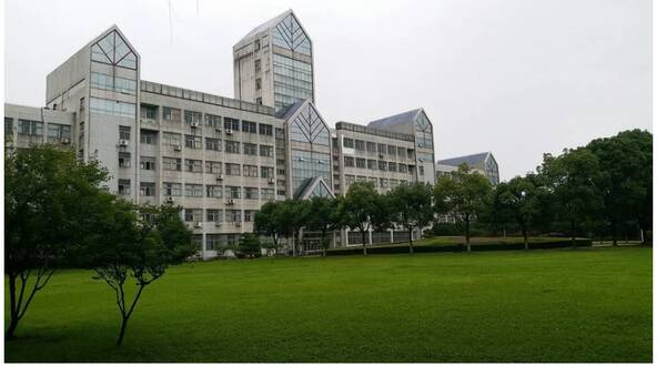 浙江两所大学更名，浙江大学的前身是杭州大学吗？