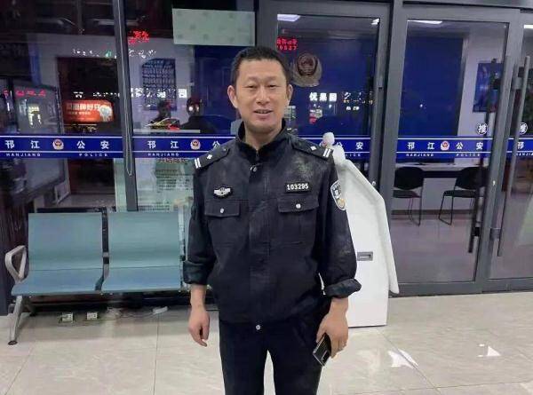 有这样一个民警,这群民警,太“虎”了 有这样一个民警,这群民警,太“虎”了