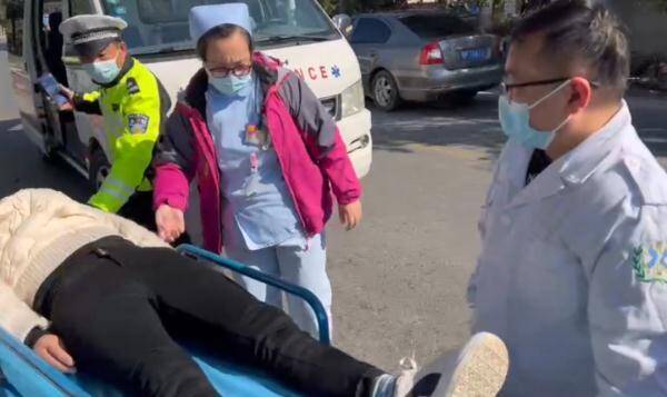 有这样一个民警,这群民警,太“虎”了 有这样一个民警,这群民警,太“虎”了