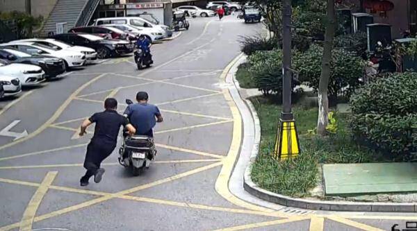 有这样一个民警,这群民警,太“虎”了 有这样一个民警,这群民警,太“虎”了