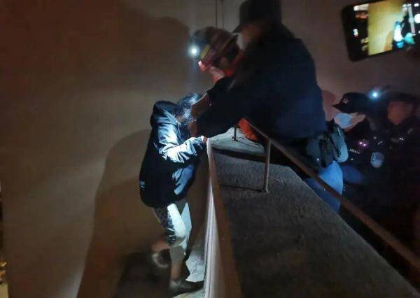 有这样一个民警,这群民警,太“虎”了 有这样一个民警,这群民警,太“虎”了
