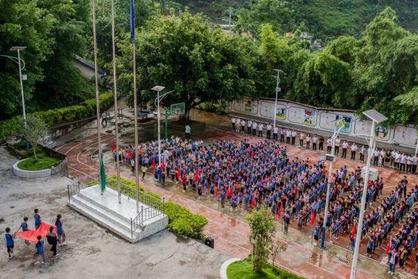中小学生近视率,如今中小学生近视情况日益严重,是因为 中小学生近视率,如今中小学生近视情况日益严重,是因为