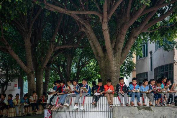 中小学生近视率,如今中小学生近视情况日益严重,是因为 中小学生近视率,如今中小学生近视情况日益严重,是因为