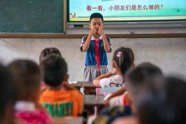 中小学生近视率,如今中小学生近视情况日益严重,是因为 中小学生近视率,如今中小学生近视情况日益严重,是因为