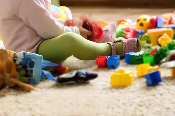 孩子性早熟五个表现，孩子每天玩这种玩具,医生检查性早熟怎么办？