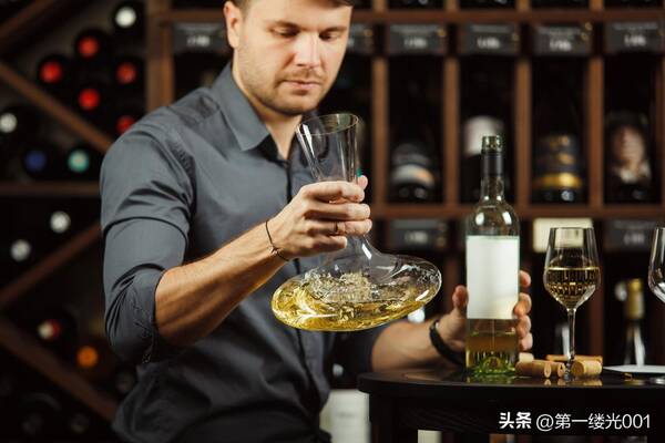 醒酒器什么形状的好用？葡萄酒醒酒器怎么用？